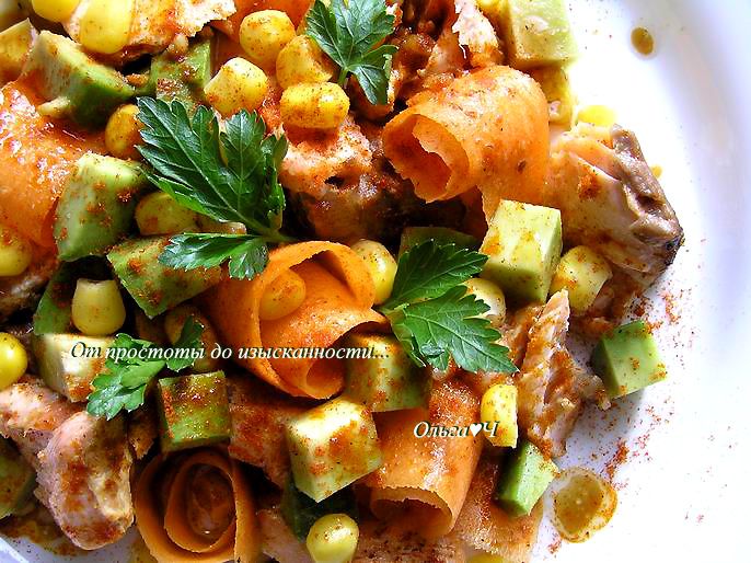 Салат с лососем-гриль, морковью и авокадо