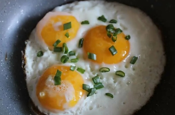 Яичница с луком — спокойный вечерний завтрак без суеты