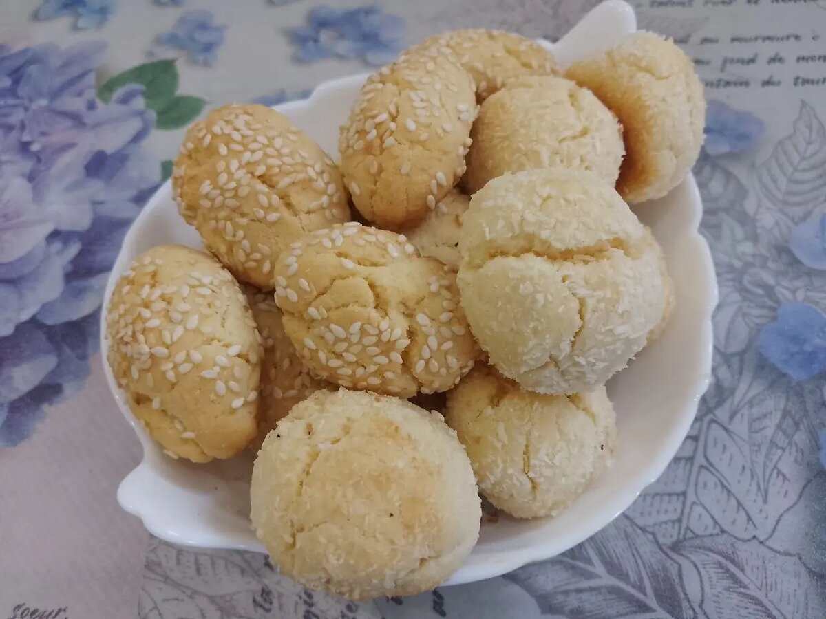 Нежное печенье из рисовой муки с кокосом и кунжутом