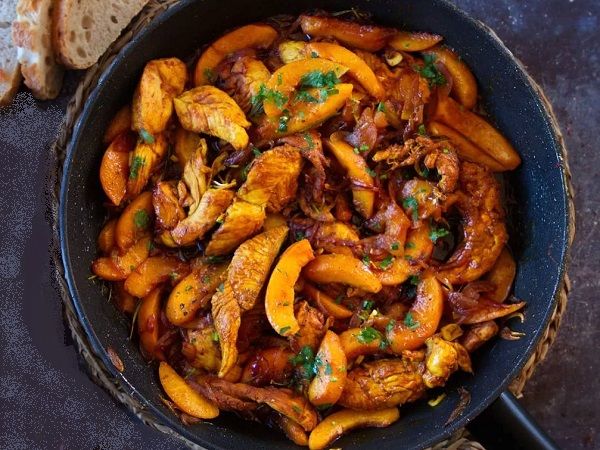 Кулинарная симфония: как курица с персиками и хересом восхищает вкусовые рецепторы