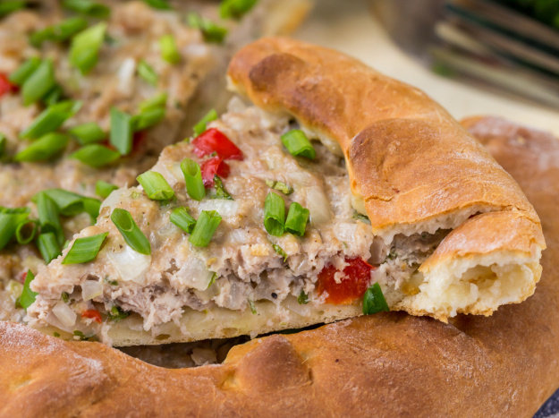 Нежный мясной пирог: быстро и вкусно для всей семьи