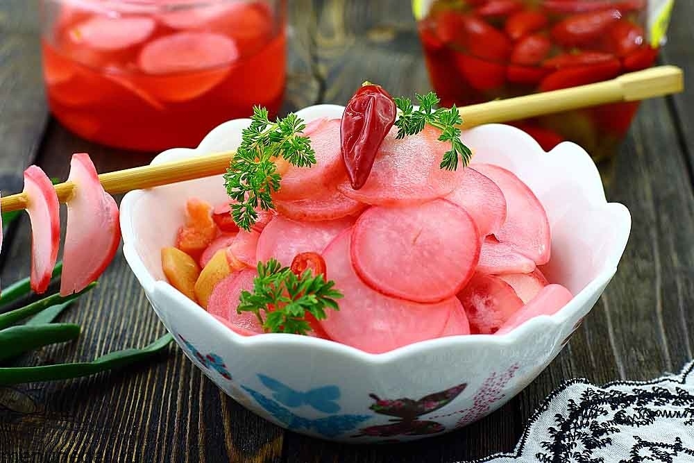 Яркий и хрустящий маринованный редис: идеальная закуска для любого стола