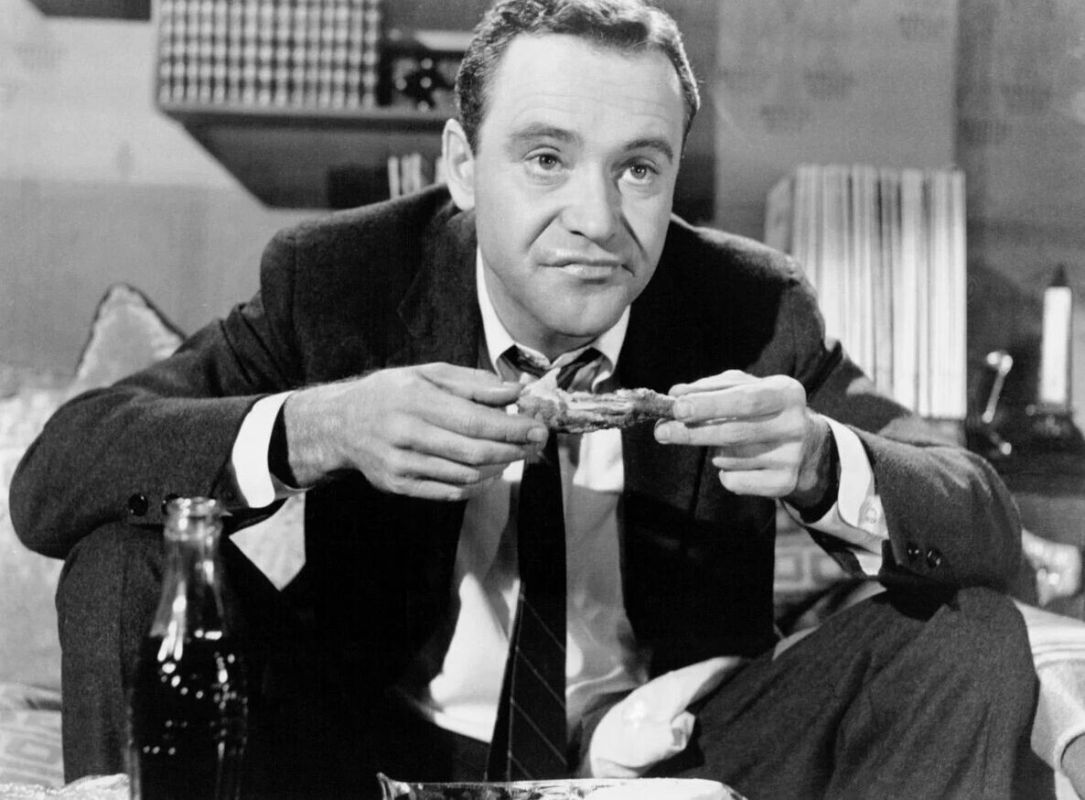 С чем встречают Новый год персонажи известных фильмов