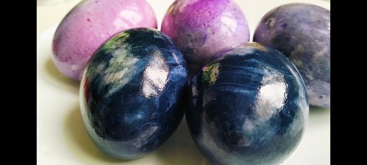 Пасхальные яйца в космических оттенках с каркадэ