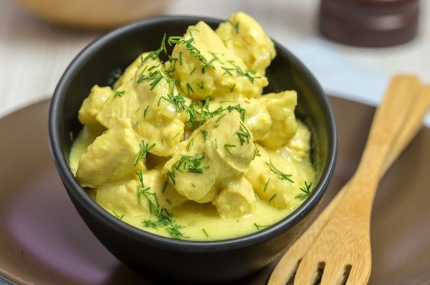 Как удивить семью азиатским блюдом: курица в кокосовом молоке с яркими специями