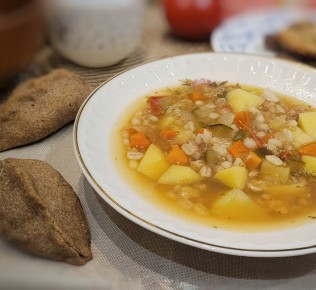 Как приготовить вкусный рассольник с киноа на веганский манер