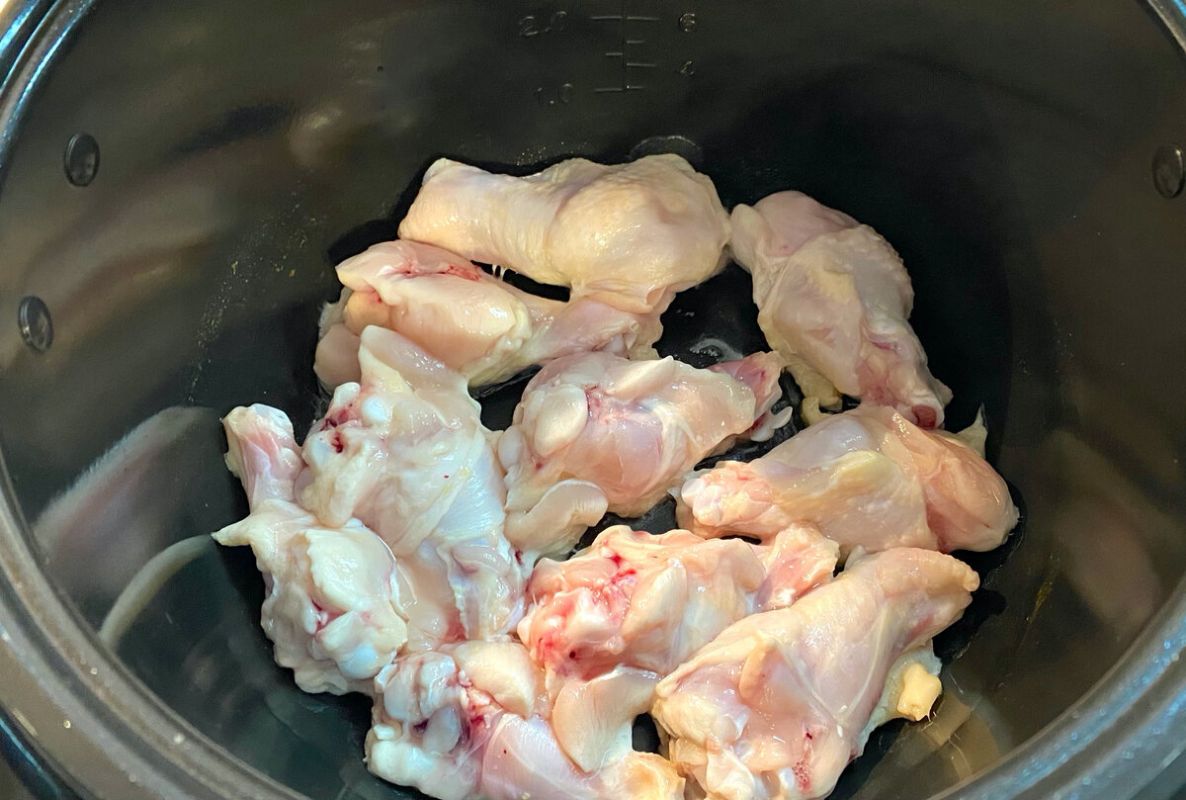 Куриные крылышки с картошкой в мультиварке