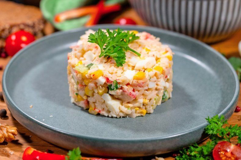 Необычный крабовый салат с соусом Луи: секреты от шефа Григория Мосина