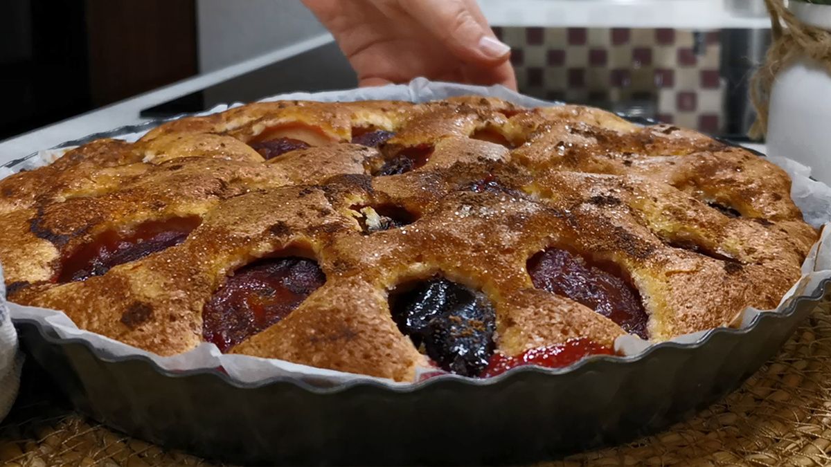 Необыкновенно вкусный пирог со сливами: проверенный рецепт для любой кухни