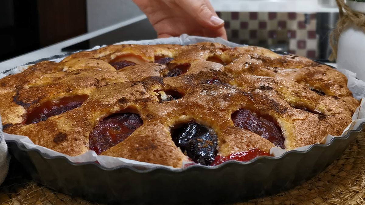 Необыкновенно вкусный пирог со сливами: проверенный рецепт для любой кухни