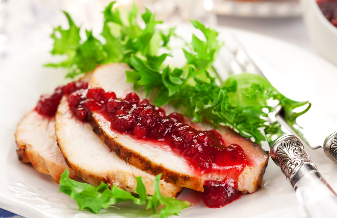 Индейка под брусничным соусом: яркое блюдо на любой праздник