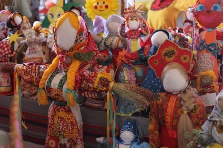 Куряне представили захватывающую выставку кукол Масленицы в центре творчества