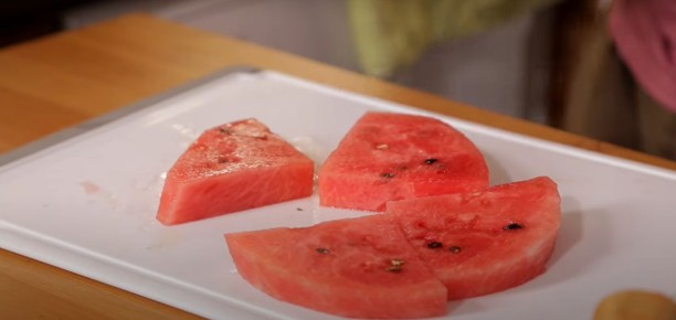 Летний салат из арбуза: простой рецепт для жаркого сезона