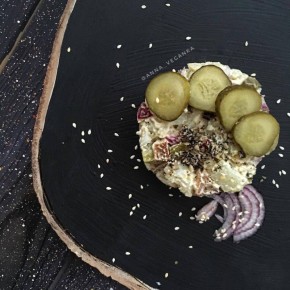 Немецкий картофельный салат с копчёным сейтаном: идеальное угощение для любого повода