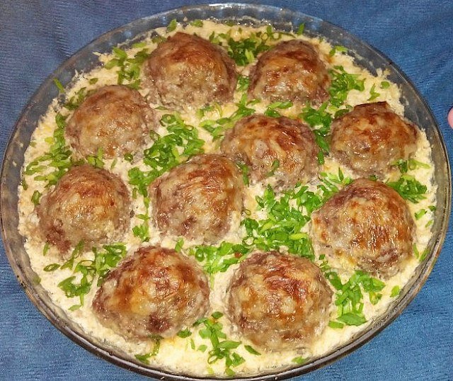 Тефтели в молочно-сырном соусе: простой и вкусный рецепт