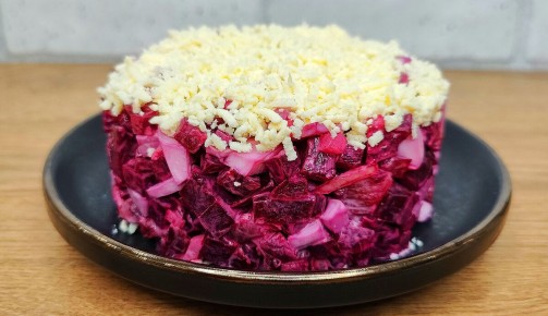 Яркий салат для каждого праздника: рецепт из сельди и свеклы