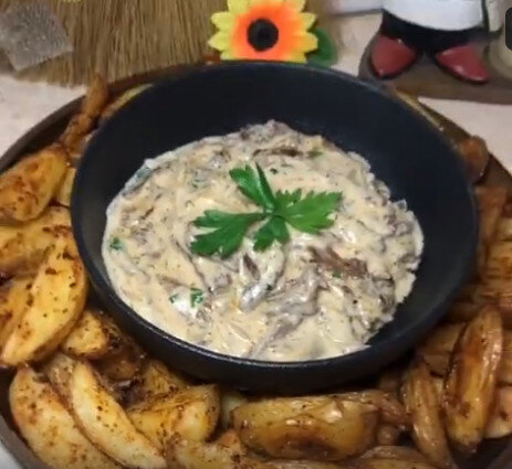 Вкусный befshtroganov с картошкой по-деревенски для домашнего ужина