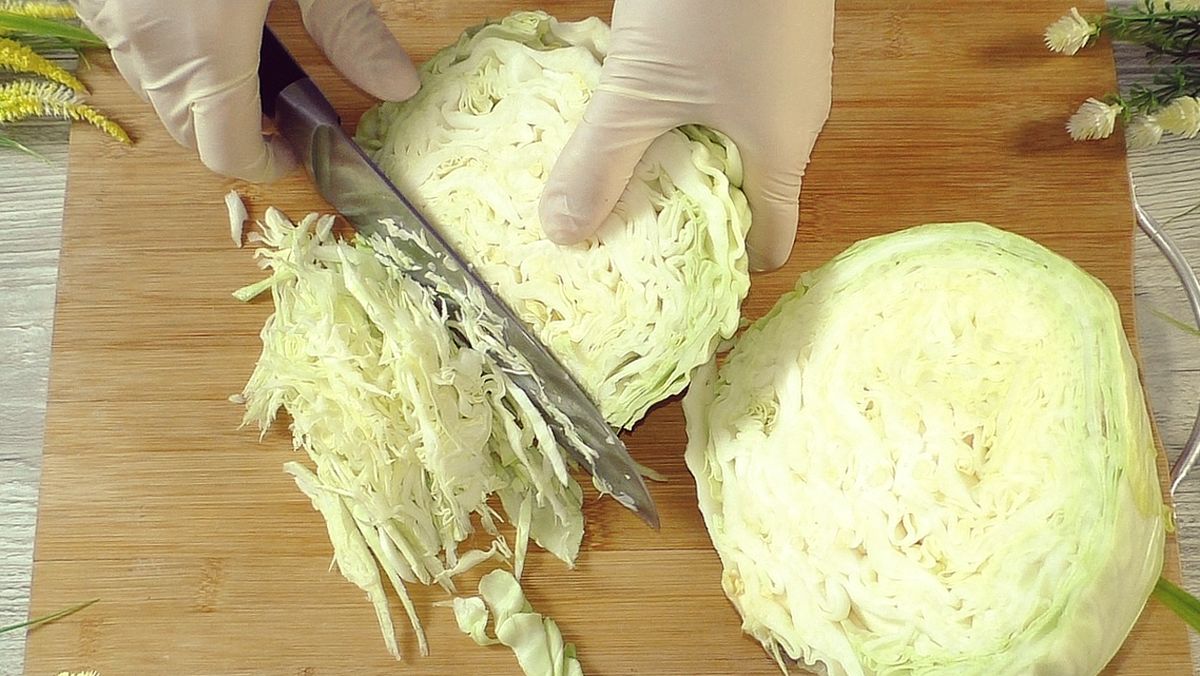 Невероятный салат из свежей капусты, который всегда радует