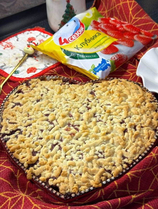 Тёртый пирог с клубникой