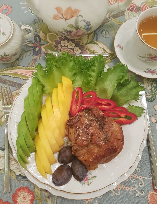 Ароматный свиной окорок с фруктами: идеальное праздничное блюдо