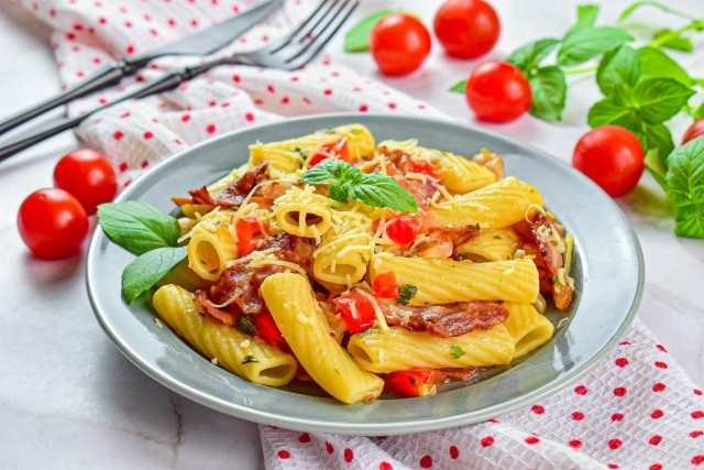 Макароны с беконом и сыром на сковороде