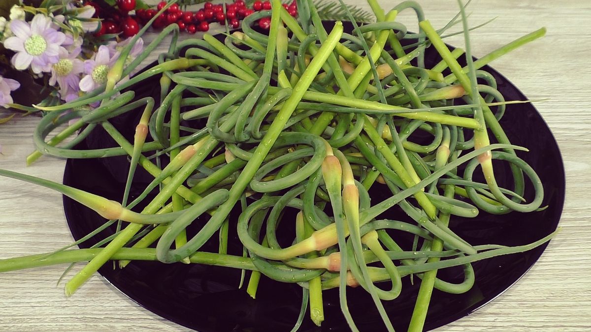 Пробуйте жареные чесночные стрелки с овощами и яйцом: легкий и вкусный рецепт