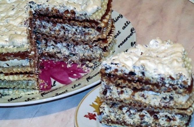 Легкий вафельный тортик с нежным безе и сметанным кремом