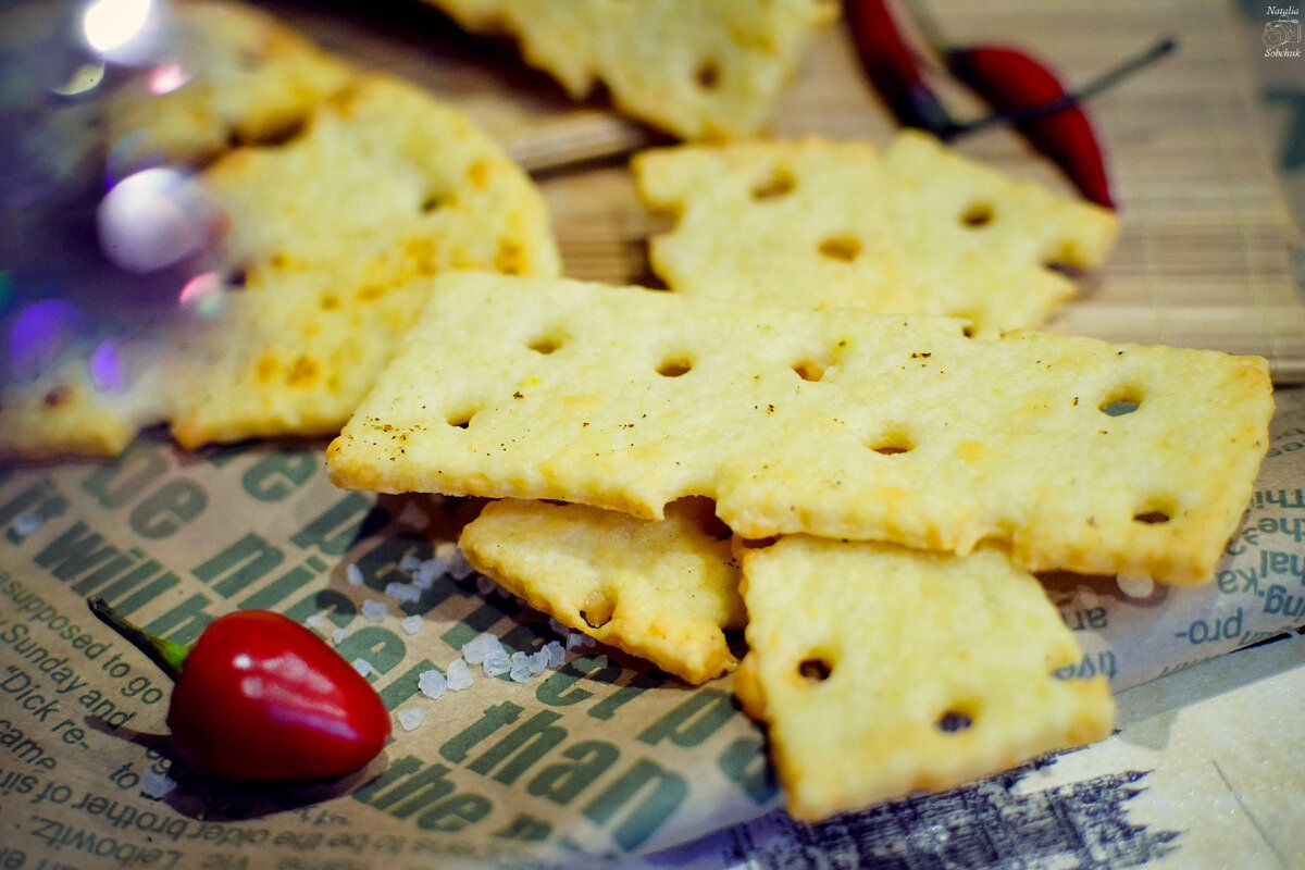 Хрустящие сырные крекеры: Идеальная закуска для вашего времени