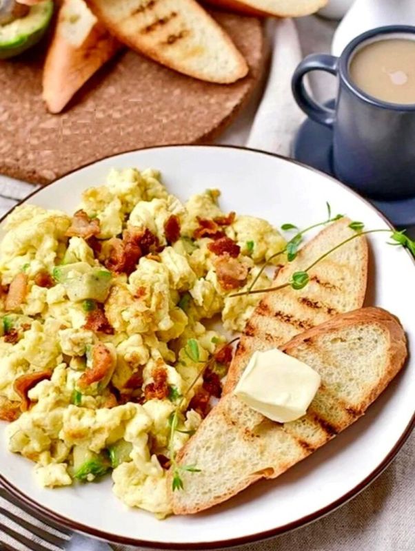 Неповторимый завтрак: яичница с беконом и авокадо