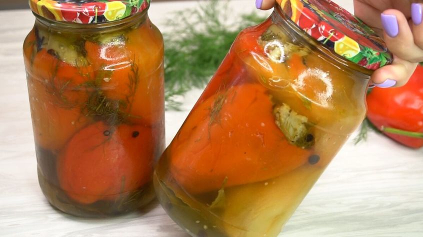 Уникальная заготовка на зиму: яркие рулетики для праздничного стола