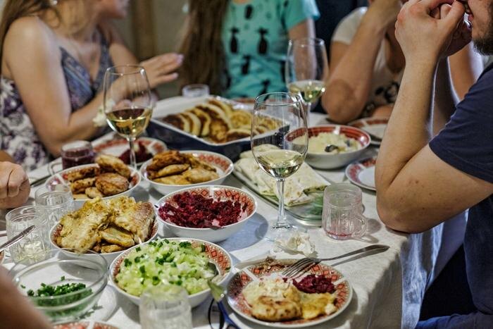 Как избежать неприятностей на праздничном застолье: советы от врача