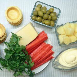 Тарталетки с крабовыми палочками, ананасом и оливками