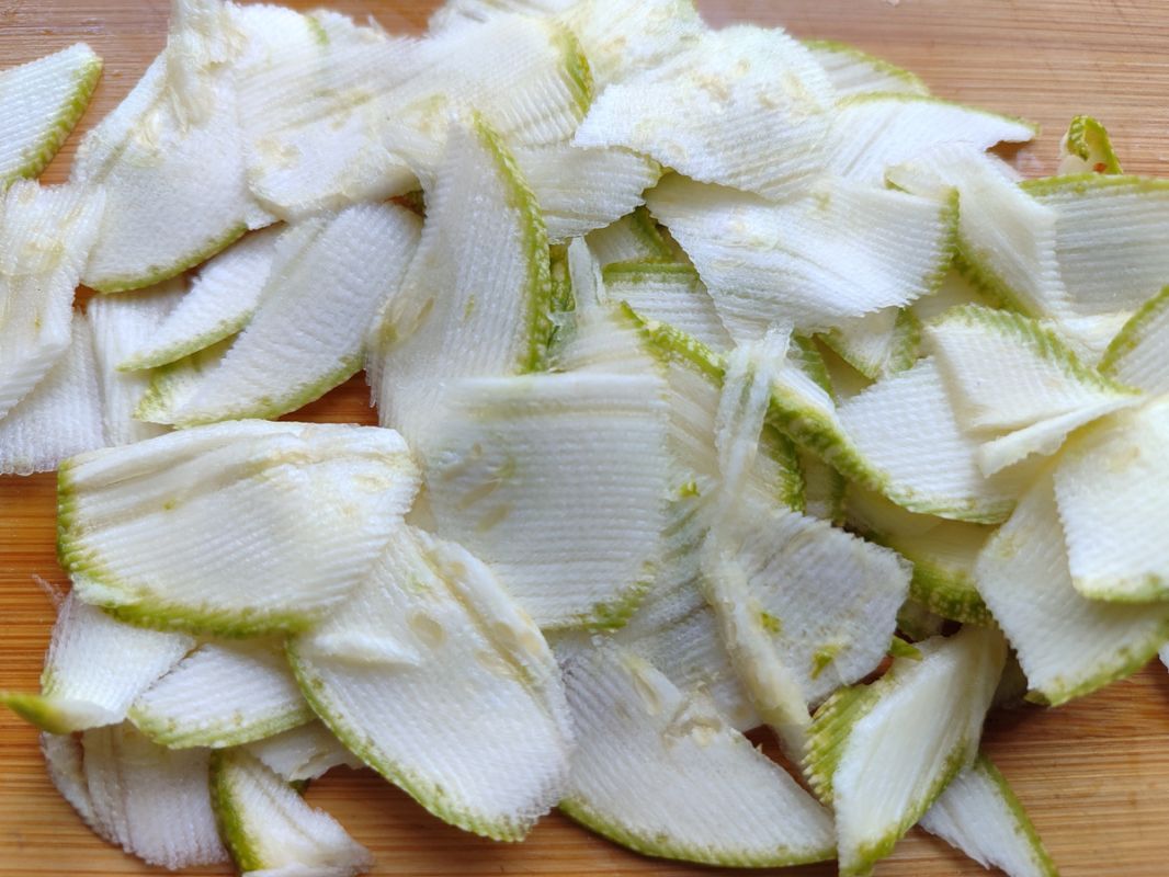 Минтай под овощами и сыром: простой рецепт для вечернего наслаждения