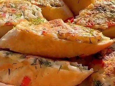 Необычный завтрак: жареный хлеб с крабовыми палочками