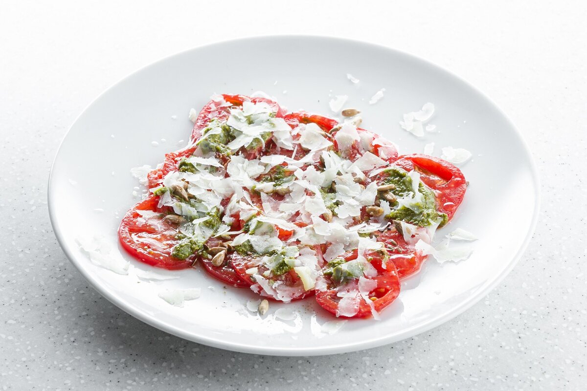 Непревзойденный вкус: Спелые томаты с овечьим сыром и щавелевым песто