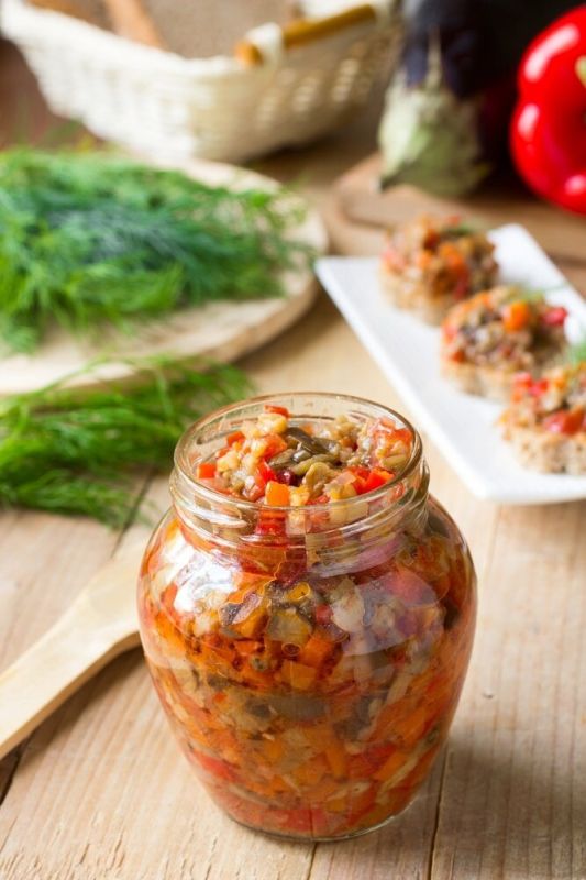 Вкусные заготовки на зиму: баклажаны с нежными помидорами