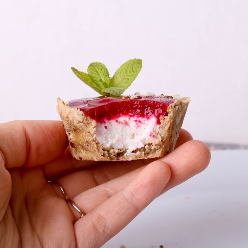 Корзиночки с творогом и клюквенным желе