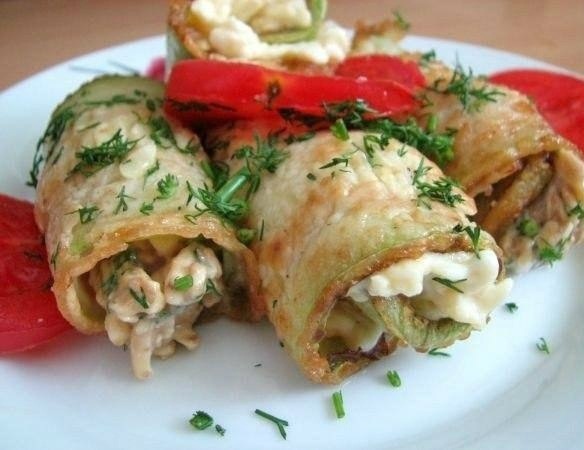 Необычные закуски: рулетики из кабачков, которые покорят вас