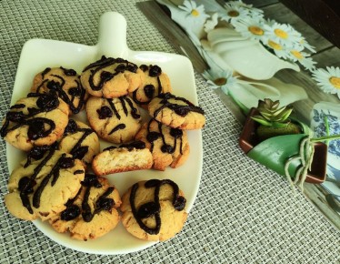 Нежное миндальное печенье с клюквой для романтических выходных