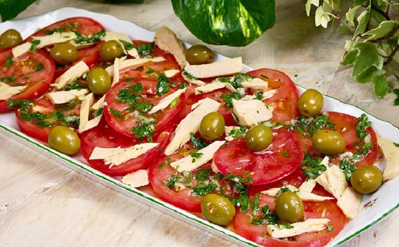 Салат из свежих помидоров с тунцом: вкус лета на вашем столе
