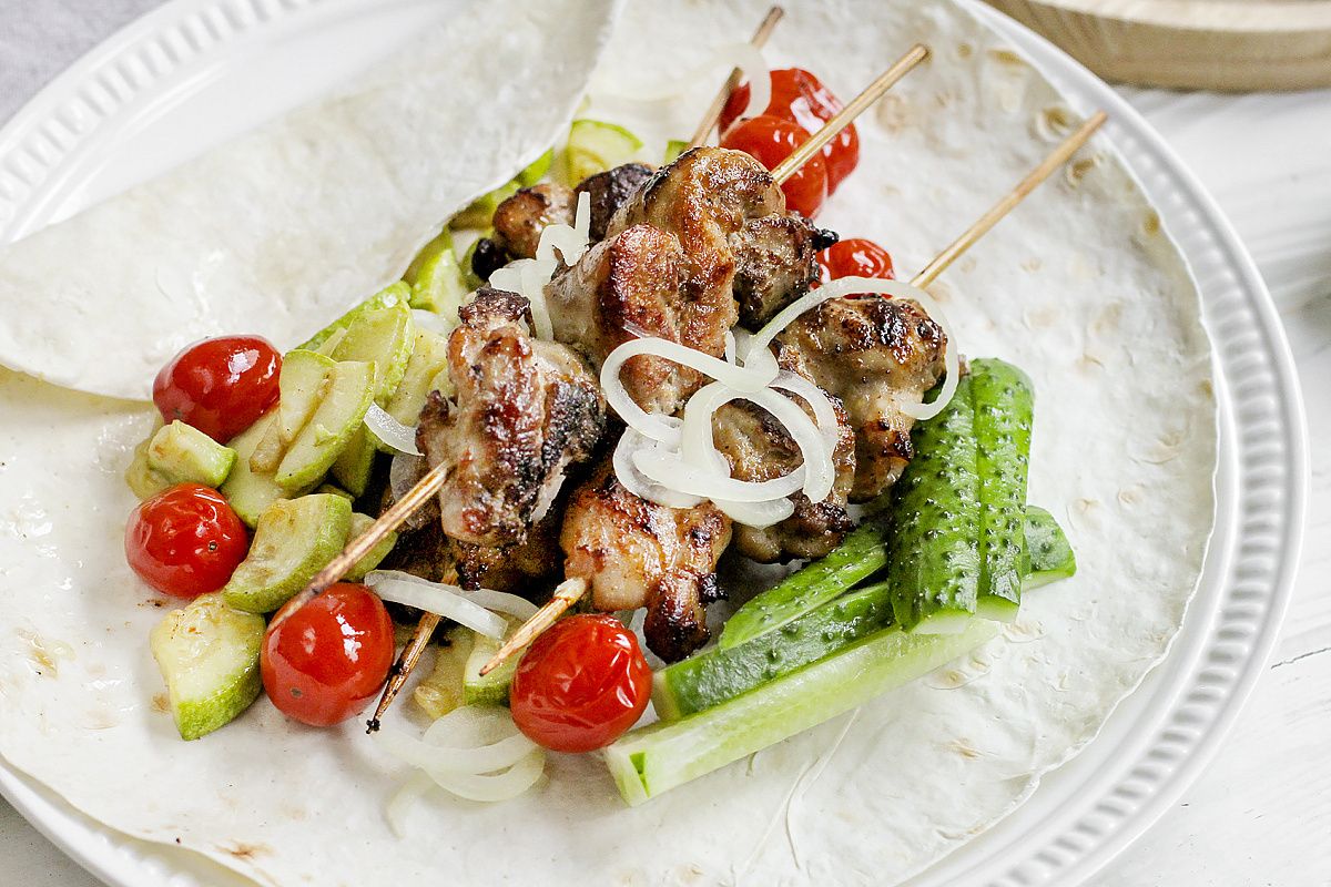 Сочные куриные шашлычки «Майский день» с овощами и лавашем
