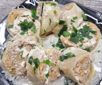 Рулетики из капусты с фаршем в нежном сметанном соусе