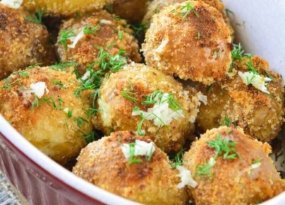 Ароматная чесночная картошка, запеченная в духовке