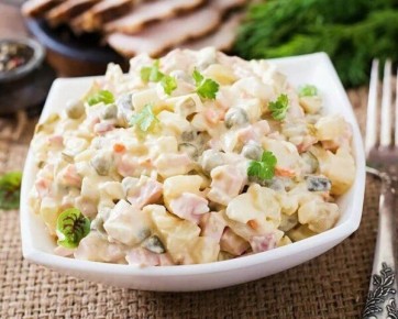 Куриный салат с копченым сыром: неожиданный вкус традиционного блюда