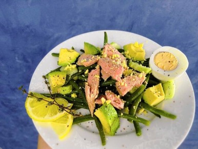 Наслаждайтесь легким салатом с тунцом: быстро, вкусно и полезно