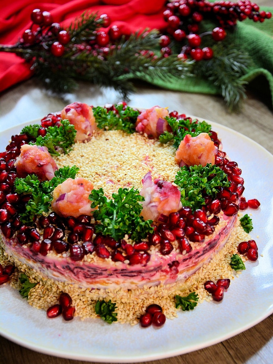 Творите кулинарные шедевры: салаты в форме венка и торта