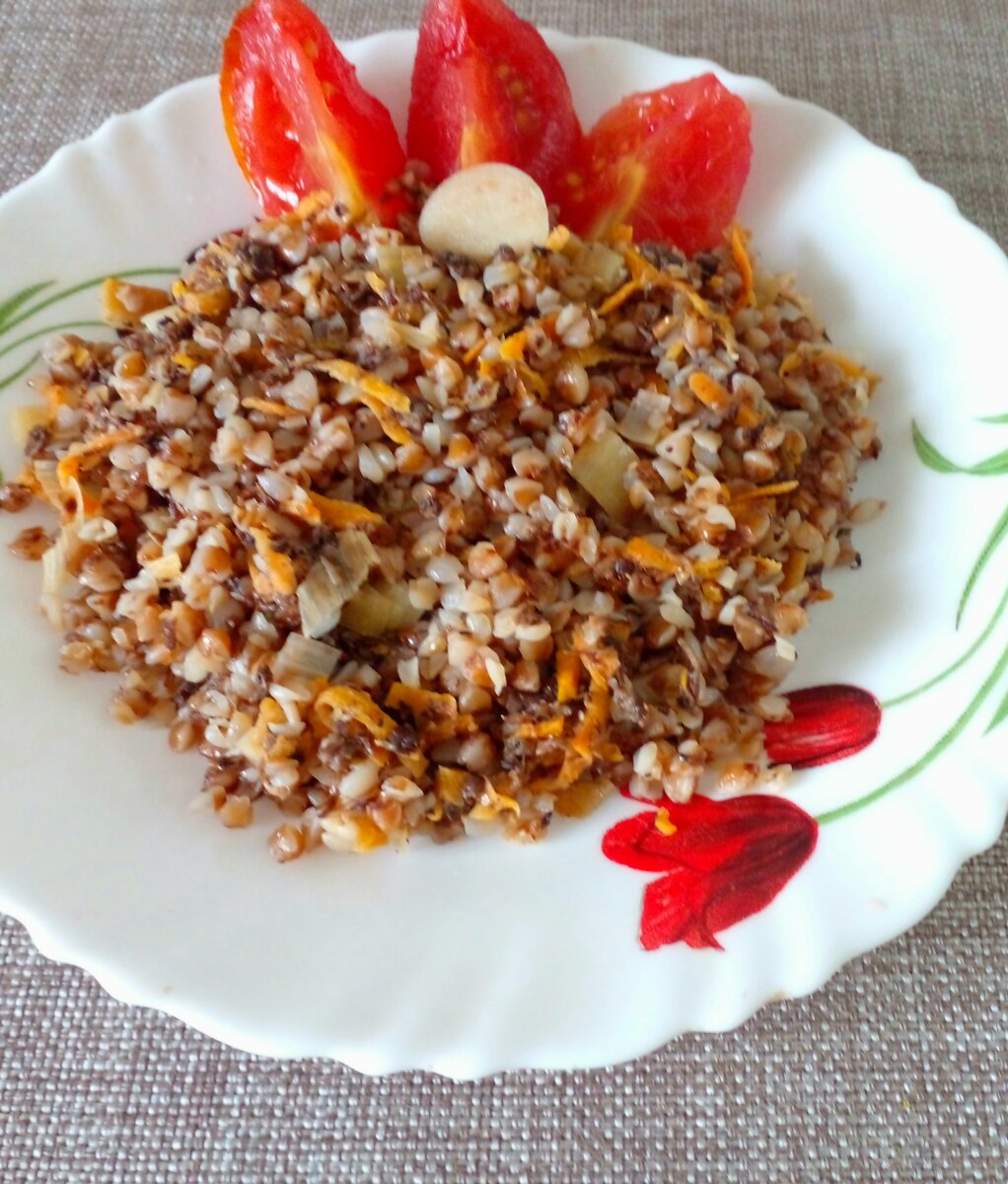 Томлёная гречка с грибами и овощами