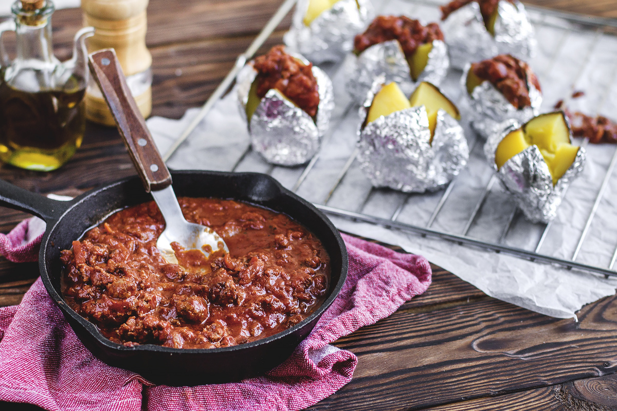 Запеченная картошка с мясом и травами: вкус, который радует