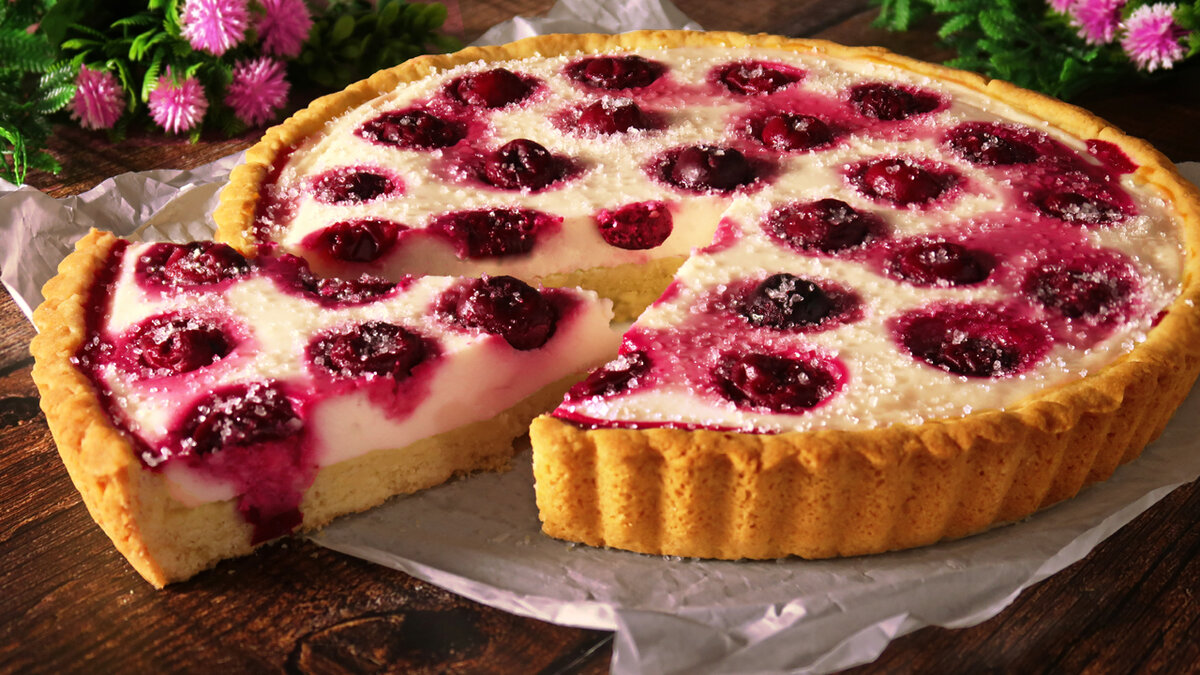 Нежный вишневый пирог с творожно-сметановой начинкой