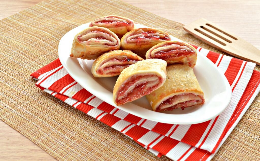 Слойки с вареньем: простое и вкусное домашнее лакомство